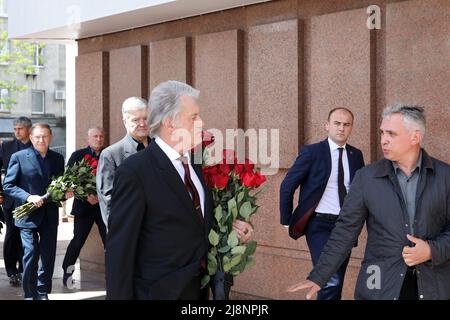 KIEW, UKRAINE - 17. MAI 2022 - 3. der ukrainische Präsident Viktor Juschtschenko kommt im Nationalen Zentrum des Ukrainischen Hauses an, um 1 seinen letzten Respekt zu erweisen Stockfoto