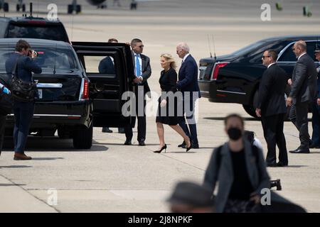 Der US-Präsident Joe Biden und die First Lady Dr. Jill Biden deplanten von der Air Force One auf der Joint Base Andrews, 17. Mai 2022, als sie aus Buffalo, New York, Nach einem Treffen mit Familien von Opfern, Strafverfolgungsbehörden, Ersthelfern und Gemeindeführern nach den jüngsten Schüssen im Tops-Supermarkt. Bild: Chris Kleponis/Pool/Sipa USA Bild: SIPA USA/Alamy Live News Stockfoto