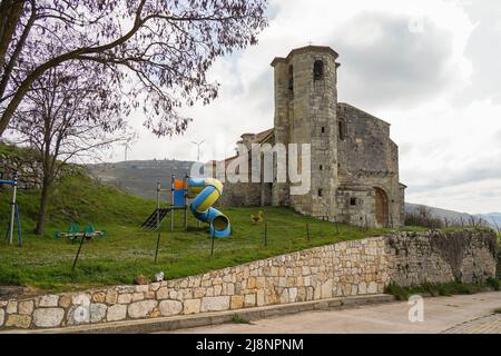 Die Kapelle Ermita de Nuestra Señora del Valle in der kleinen Stadt Monasterio de Rodilla, in der Provinz Burgos. Kastilien und León, Spanien. Stockfoto