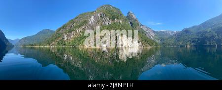 Der Princess Louisa Inlet von British Columbia ist umgeben von Gletschern und hohen, schroffen Gipfeln der Coast Mountains, einschließlich dieser schieren Granitwand Stockfoto