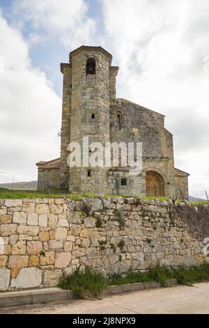 Die Kapelle Ermita de Nuestra Señora del Valle in der kleinen Stadt Monasterio de Rodilla, in der Provinz Burgos. Kastilien und León, Spanien. Stockfoto