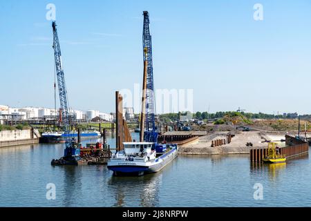 Duisport, Port of Ruhrort, Coal Island, Umwandlung des alten Hafengebiets in Europas größten trimodalen Containerterminal im Binnenland, Landgewinnung oder Stockfoto