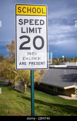 School Speed Limit Street Sign in US Stockfoto
