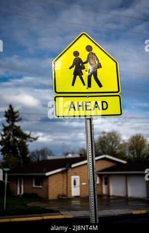 Fußgängerüberweg Warnschild in der Straße Stockfoto
