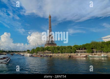 Die nördliche façade des Eiffelturms erhebt sich über Booten und Kahnen entlang des Flussufers des Hafens von Suffren. Stockfoto