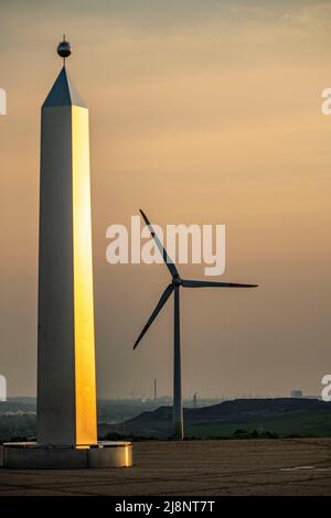 Abendstimmung auf dem Hoheward-Schlammhaufen, dem größten Abraumstapel im Ruhrgebiet, zwischen Herten und Recklinghausen, Sonnenuhr, Obelisk des Horizonts Stockfoto