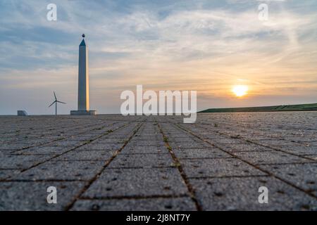 Abendstimmung auf dem Hoheward-Schlammhaufen, dem größten Abraumstapel im Ruhrgebiet, zwischen Herten und Recklinghausen, Sonnenuhr, Obelisk des Horizonts Stockfoto