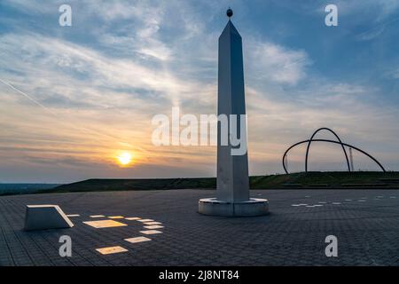 Abendstimmung auf dem Hoheward-Schlammhaufen, dem größten Abraumstapel im Ruhrgebiet, zwischen Herten und Recklinghausen, Sonnenuhr, Obelisk des Horizonts Stockfoto