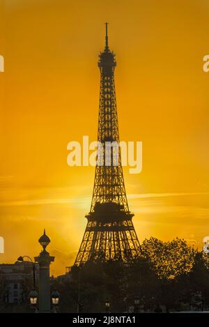 Der Sonnenuntergang hinter dem Eiffelturm vom Place de la Concorde aus gesehen. Stockfoto