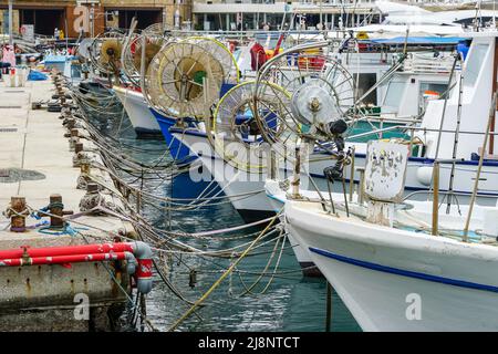 Viele kleine Fischerboote liegen im Mittelmeer-Hafen von Paphos, Zypern Stockfoto
