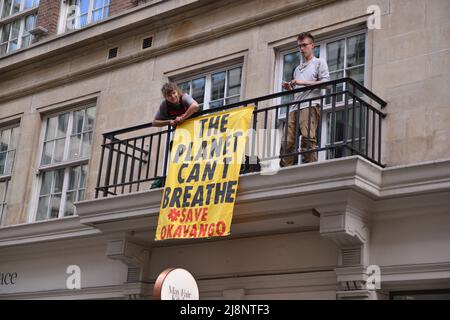 Aktivisten des Extinction Rebellion stürmen das May Fair Hotel im Zentrum von London aus Protest gegen einen Ölgipfel (Africa Energies Summit), der im fünf-Sterne-Hotel stattfindet. Stockfoto