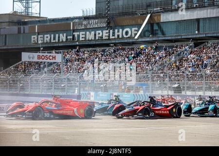 Berlin, 15.. Mai 2022. 2022 Shell Recharge Berlin E-Prix, Runde 8 der ABB FIA Formel E Weltmeisterschaft 2021-22, Tempelhof Airport Circuit in Berlin, Deutschland im Bild: #30 Oliver ROWLAND (GBR) von Mahindra Racing, #22 Maximilian GUNTHER (GER) von Nissan e.Dams © Piotr Zajac/Alamy Live News Stockfoto