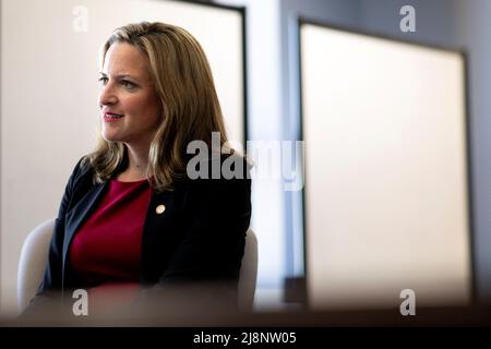 Die US-Außenministerin von Michigan, Jocelyn Benson, spricht mit Reportern in ihrem Büro in Detroit, Michigan, USA, 17. Mai 2022. REUTERS/Emily Elconin