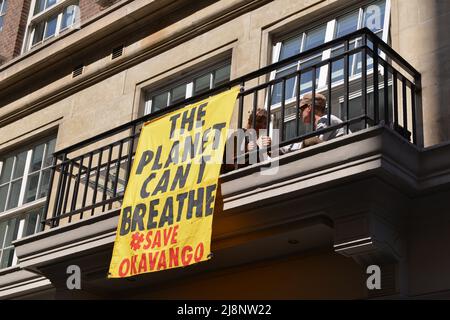 Aktivisten klebten sich auf den Balkon im May Fair Hotel. Aktivisten des Extinction Rebellion stürmen das May Fair Hotel im Zentrum von London aus Protest gegen einen Ölgipfel (Africa Energies Summit), der im fünf-Sterne-Hotel stattfindet. Stockfoto