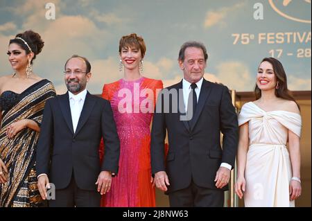 Cannes, Frankreich. 17.. Mai 2022. CANNES, FRANKREICH. 17. Mai 2022: Die indische Schauspielerin Deepika Padukone, der iranische Filmregisseur Asghar Farhadi, die britische Schauspielerin Rebecca Hall, der französische Schauspieler und Jurypräsident von Cannes Vincent Lindon und die schwedische Schauspielerin Noomi Rapace bei der Premiere von Final Cut bei der Gala-Eröffnung des Festivals 75. in Cannes. Bildquelle: Paul Smith/Alamy Live News Stockfoto