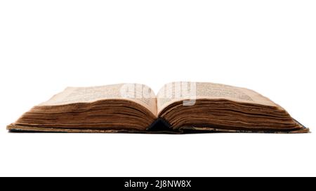 Ein einziges altes, abgenutztes jüdisches Buch. Offene Seiten der Tora isoliert auf weißem Hintergrund. Nahaufnahme. Selektiver Fokus Stockfoto