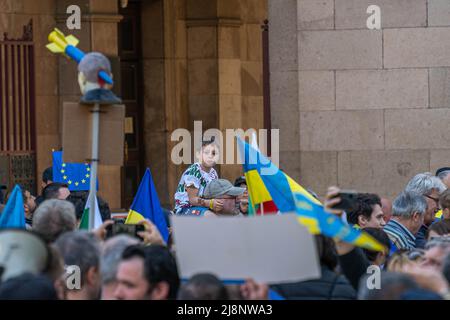 Sofia, Bulgarien - 09. Mai 2022: Ein Junge sitzt auf den Schultern seines Vaters unter den Flaggen bei der Demonstration Stockfoto