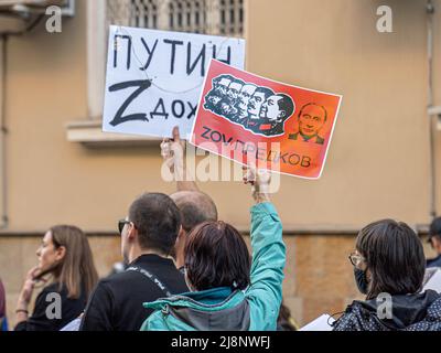 Sofia, Bulgarien - 09. Mai 2022: Bei der pro-ukrainischen Demonstration halten Menschen Anti-Putin-Plakate auf Russisch in erhobenen Händen Stockfoto