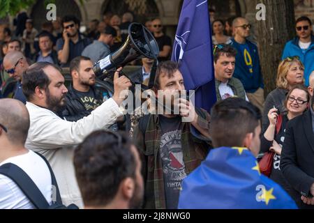 Sofia, Bulgarien - 09. Mai 2022: Ein Mann in einer Menschenmenge spricht bei einer Demonstration in einen Lautsprecher Stockfoto
