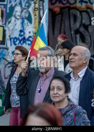 Sofia, Bulgarien - 09. Mai 2022: Zwei reife Männer, von denen einer bulgarische und ukrainische Flaggen in der Hand hält, gehen in einer Menschenmenge Stockfoto