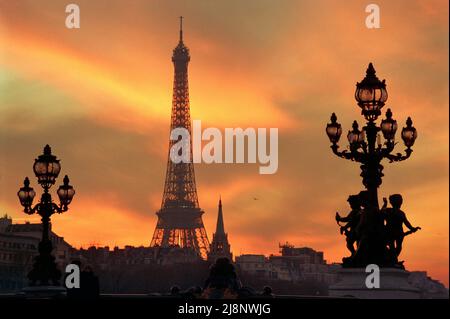 Der Sonnenuntergang auf dem Eiffelturm, von pont Alexandre III. Aus gesehen Stockfoto