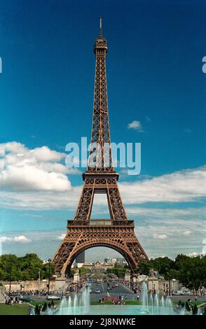 Die Nordseite des Eiffelturms, vom jardin du Trocadéro und dem Palais de Chaillot aus gesehen. Stockfoto