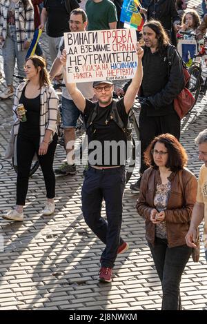 Sofia, Bulgarien - 09. Mai 2022: Ein Mann geht mit einem Plakat auf Bulgarisch in seinen Händen und fordert, bei der pro-ukrainischen Demonstration nicht neutral zu sein Stockfoto