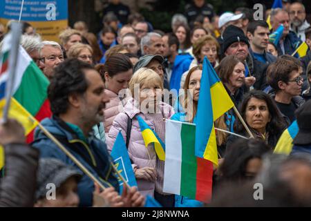 Beim Help Ukraine march in Sofia, Bulgarien, steht eine reife Frau mit ukrainischer Flagge in einer Menschenmenge Stockfoto