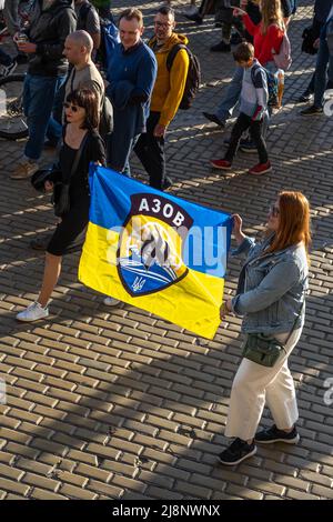 Zwei pro-ukrainische Frauen gehen mit einer Flagge des Asow-Regiments auf der Demonstration der Unterstützung der Ukraine Stockfoto