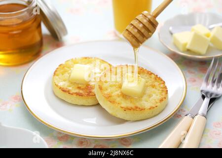 Honig über hausgemachte Krümel gießen, englisches Frühstück Stockfoto