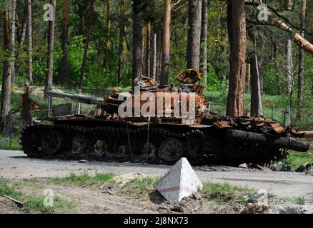 Mykolaivka, Ukraine. 17.. Mai 2022. Ein zerstörter Panzer der russischen Armee, der im Dorf Mykolaivka in der Region Kiew gesehen wurde. Russland marschierte am 24. Februar 2022 in die Ukraine ein und löste damit den größten militärischen Angriff in Europa seit dem Zweiten Weltkrieg aus (Foto: Sergei Chuzavkov/SOPA Images/Sipa USA) Quelle: SIPA USA/Alamy Live News Stockfoto