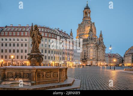 Friedensbrunnen oder Brunnen der Türken am Neumarkt von Dresden am Abend, Sachsen, Deutschland Stockfoto