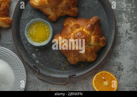 Mexikanisches Pan de Muertos für den Tag der Toten. Draufsicht. Stockfoto