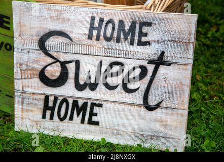 Altes verwittertes Schild mit der Aufschrift „Home sweet Home“ Stockfoto