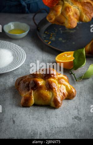 Frau, die Pan de muertos Brot der Toten für den mexikanischen Tag der Toten bereitet. Stockfoto