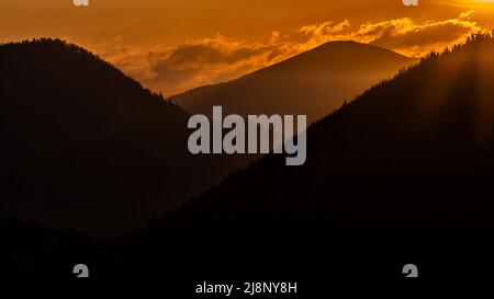 Berge Silhouette gegen den Sonnenaufgang. Die Niedere Tatra, Slowakei. Stockfoto