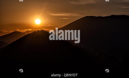 Berge Silhouette gegen den Sonnenaufgang. Die Niedere Tatra, Slowakei. Stockfoto