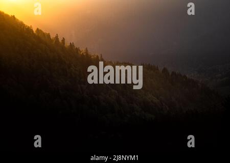 Berge Silhouette gegen den Sonnenaufgang. Die Niedere Tatra, Slowakei. Stockfoto