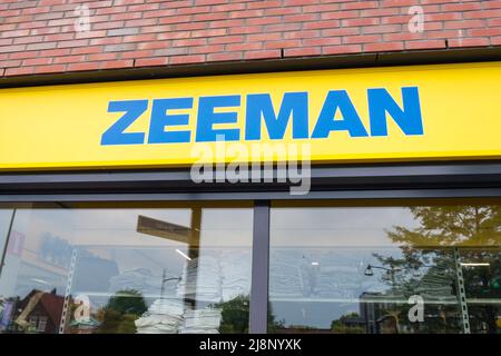 Zeeman-Logo am Eingang des Ladens. Zeeman ist eine niederländische Kette mit Geschäften in den Niederlanden, Deutschland, Belgien, Frankreich, Luxemburg, Österreich und Spanien. Wijk en Aalburg, Niederlande - 6. Mai 2022 Stockfoto
