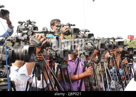 Chennai, Tamilnadu / Indien - Januar 23 2020 Presse- und Medienfotografen mit Videokamera sind im Einsatz bei öffentlichen Nachrichtenübermittlungsveranstaltungen und Sammelveranstaltungen Stockfoto