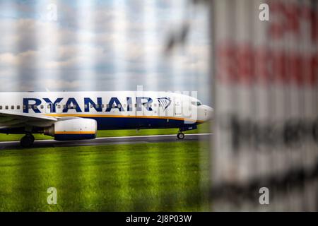 Ryanair-Flugzeug auf der Start- und Landebahn wird am Flughafen Manchester starten Stockfoto