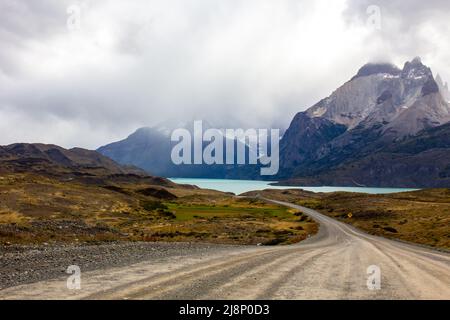 Straße im chilenischen Nationalpark in Patagonien Torres del paine Stockfoto