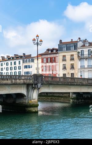 Bayonne im Pays Baskisch, typische Fassaden und Brücke auf dem Fluss Nive Stockfoto