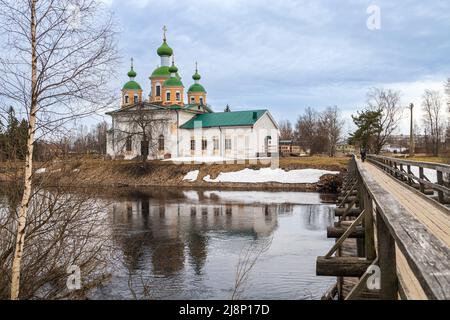 OLONEZ, RUSSLAND - 09. Mai 2022: Blick auf die Smolensker Kathedrale der Ikone der Gottesmutter von der Seite des Flusses Megrega in der Dämmerung Stockfoto