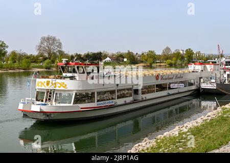 Breisach, Deutschland - April 2022: Seitenansicht eines touristischen Ausflugsboots, das in Breisach am Rhein festgemacht ist. Stockfoto