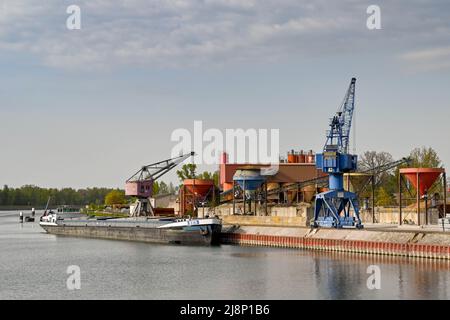 Breisach, Deutschland - April 2022: Industriekahn launte an einem Industriekai am Rhein bei Breisach. Stockfoto