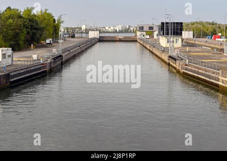 Marckolsheim, Deutschland - April 2022: Blick von der Vorderseite eines Flusskreuzfahrtschiffes, das in Marckolsheim am Rhein in eine der Schleusen eindringt Stockfoto