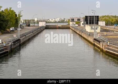 Marckolsheim, Deutschland - April 2022: Blick von der Vorderseite eines Flusskreuzfahrtschiffes, das in Marckolsheim am Rhein in eine der Schleusen eindringt Stockfoto