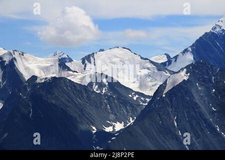 Berggipfel mit Gletschern im Altai im Akkem-Tal gegen den Himmel mit Wolken im Sommer Stockfoto