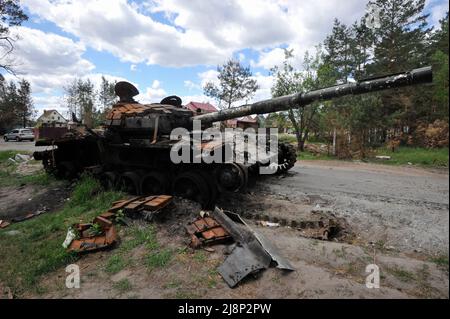 Mykolaivka, Ukraine. 17.. Mai 2022. Ein zerstörter Panzer der russischen Armee, der im Dorf Mykolaivka in der Region Kiew gesehen wurde. Russland marschierte am 24. Februar 2022 in die Ukraine ein und löste damit den größten militärischen Angriff in Europa seit dem Zweiten Weltkrieg aus (Bild: © Sergei Chuzavkov/SOPA Images via ZUMA Press Wire) Stockfoto